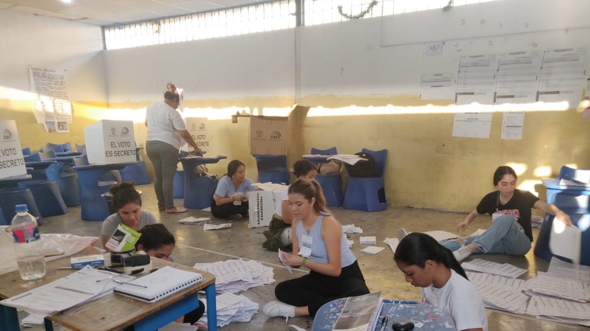 El conteo de votos ya se realiza desde las 17:00.