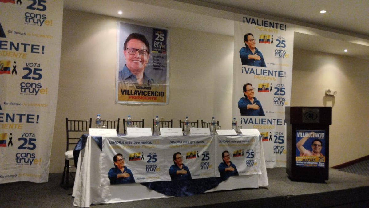 En los exteriores del local existe resguardo policial.