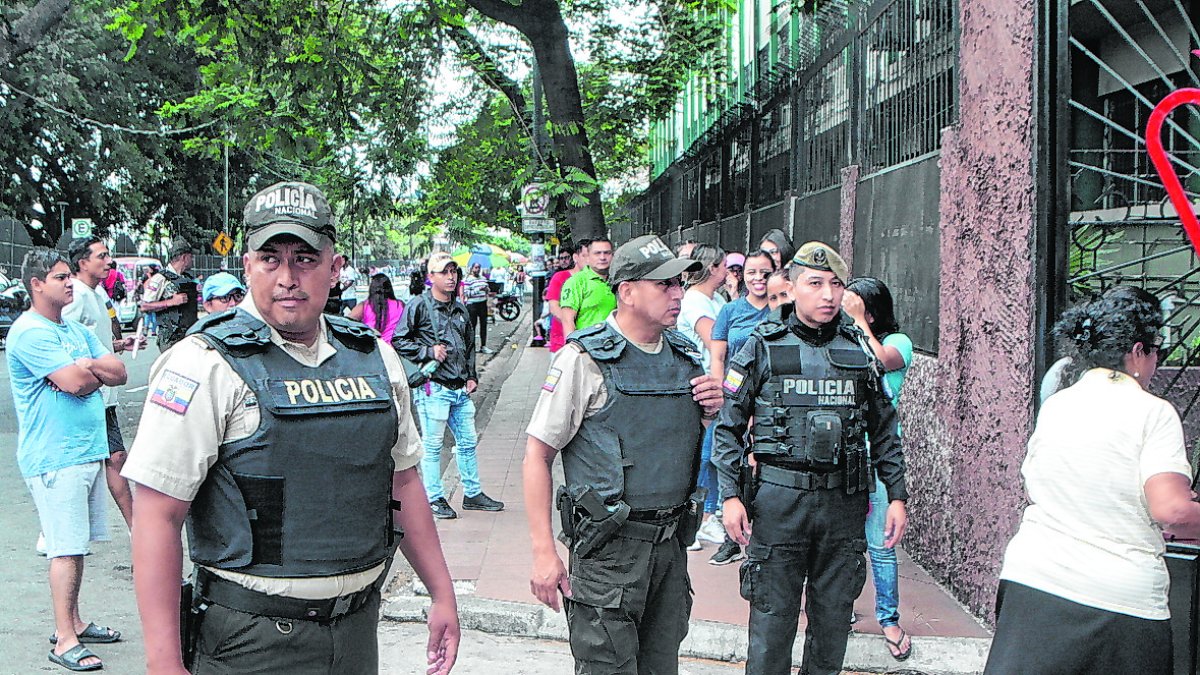 Sufragio. Los agentes policiales tuvieron voto facultativo en los recintos electorales donde sirvieron este domingo.