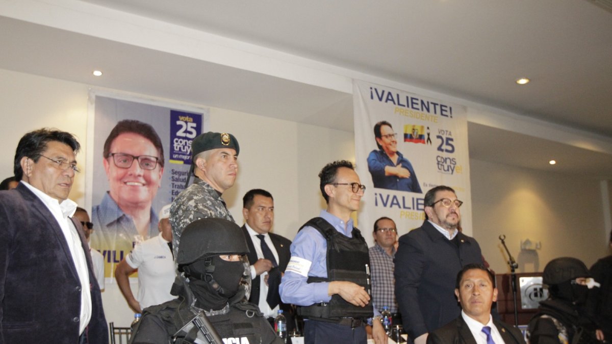 El candidato recibió los aplausos y vivas de los asistentes