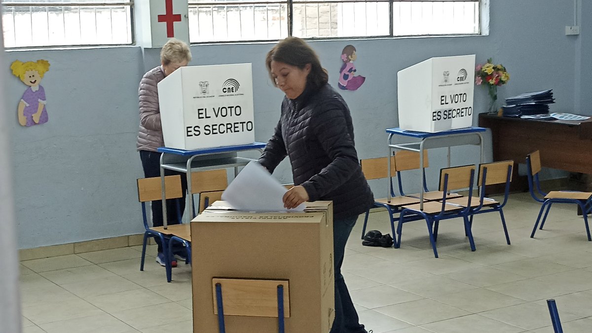 Las personas aprovecharon las primeras horas para ir a las urnas a ejercer su derecho al voto.