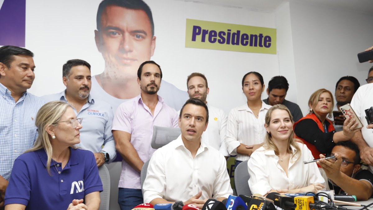 Intervención. El staff del candidato Daniel Noboa improvisó una rueda de prensa en uno de los pisos del Banco del Litoral, en Malecón e Imbabura, centro de Guayaquil.
