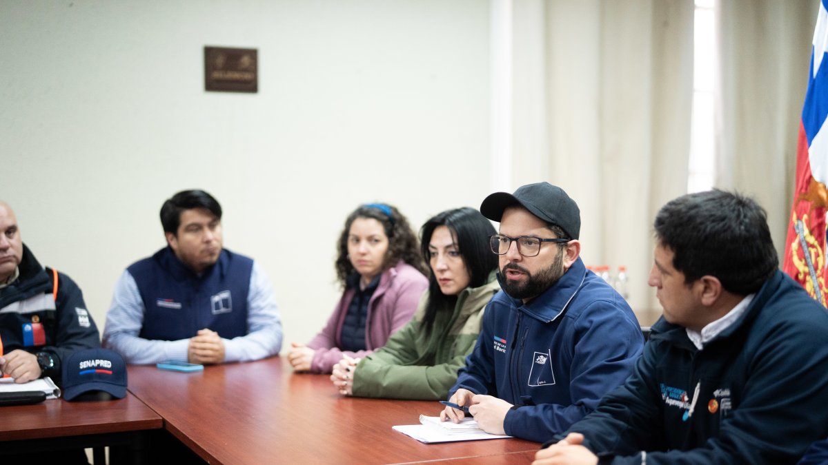 Fotografía cedida por la presidencia de Chile, donde se observa al presidente chileno, Gabriel Boric (2d), junto a personal militar, donde encabeza comité de crisis con autoridades en Maule.  