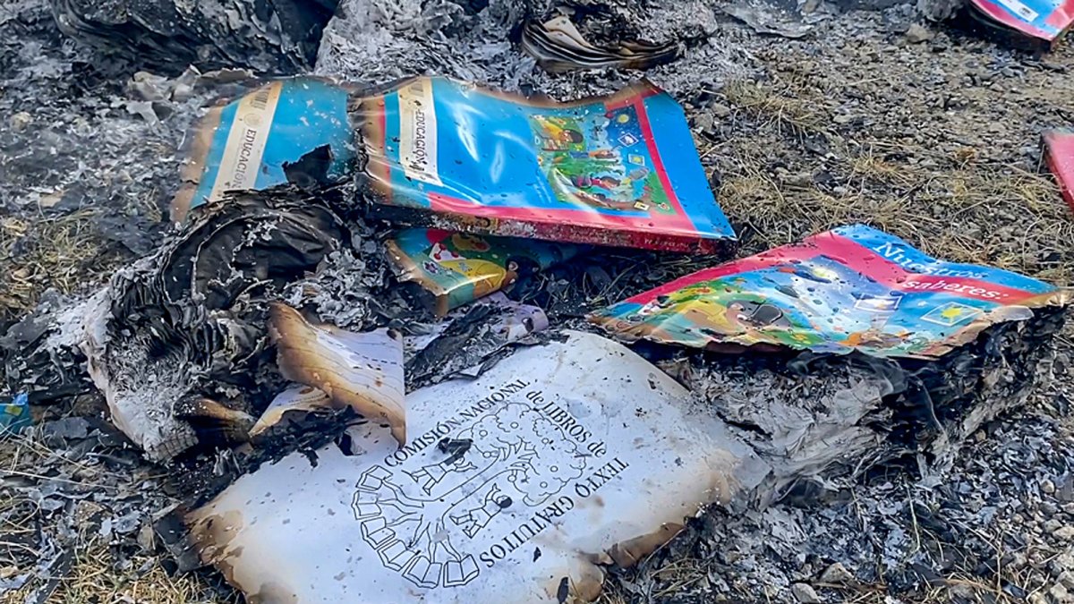 Detalle de libros de texto quemados por padres y madres indígenas hoy, en el municipio de San Cristóbal de las Casas en el estado de Chiapas (México).