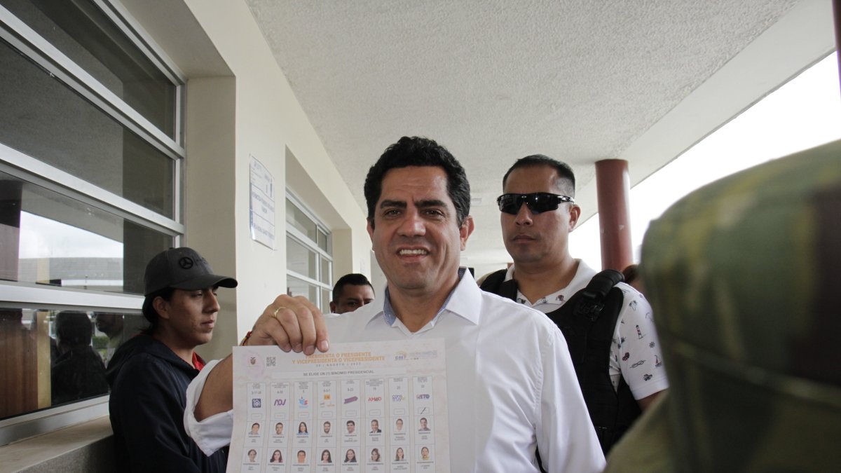 El candidato presidencial Xavier Hervas votando el domingo 20 de agosto.