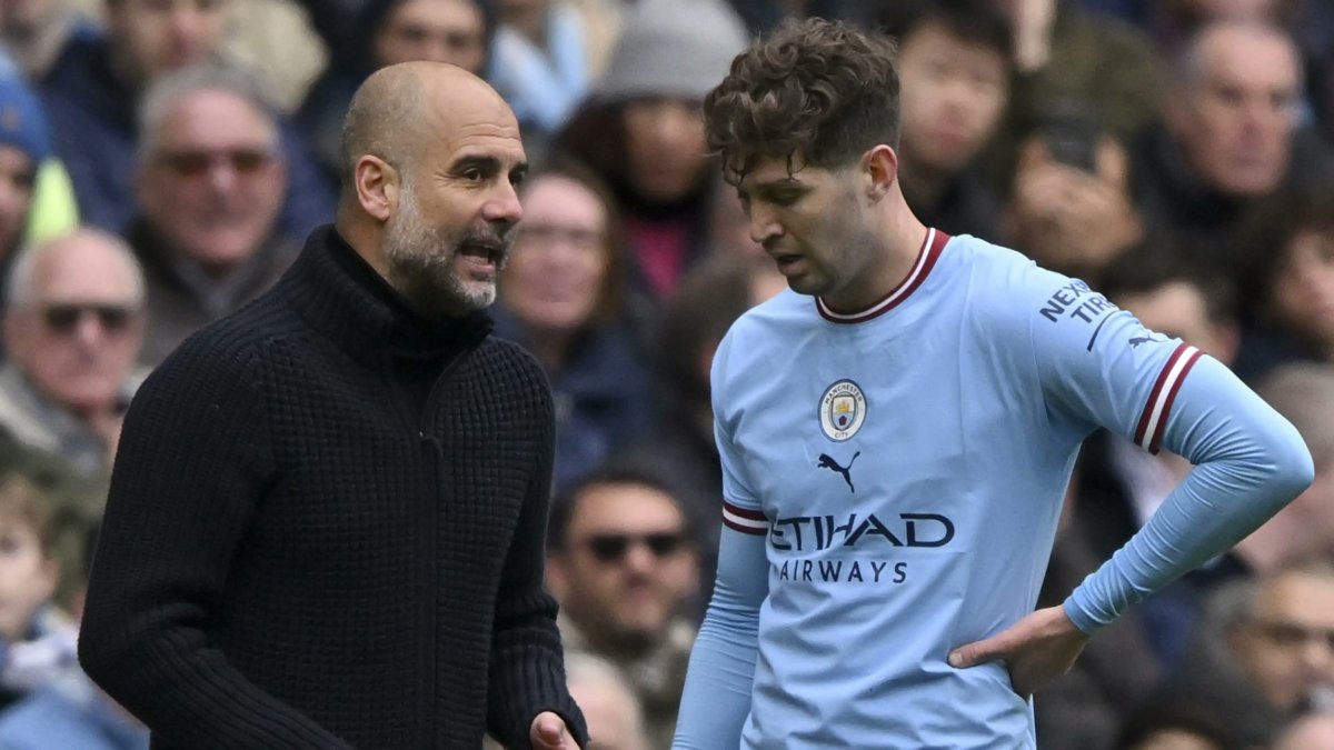 Guardiola, entrenador del City, junto a John Stones.