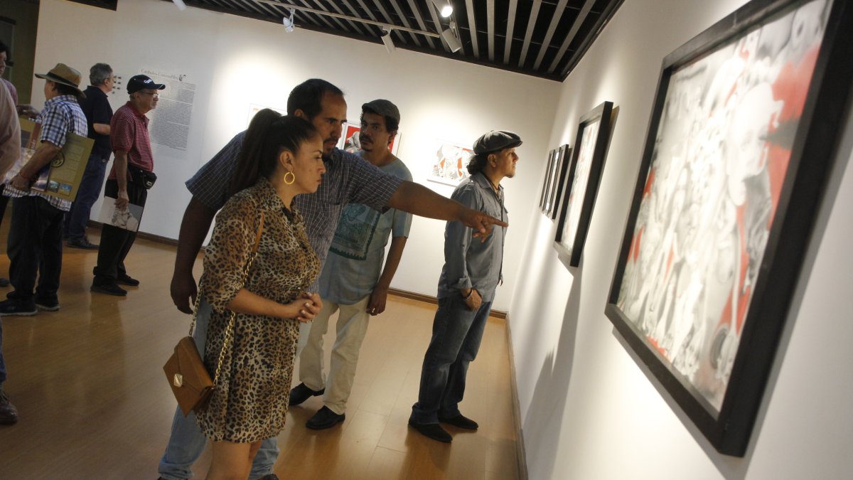 Arte. Un grupo de personas se detiene de cara a una de las obras de Abdón Segovia.