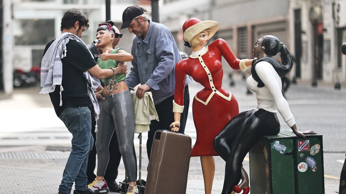 Fotografía de una intervención urbana del artista chileno Nicolás Miranda, el 16 de agosto de 2023, en Buenos Aires (Argentina).