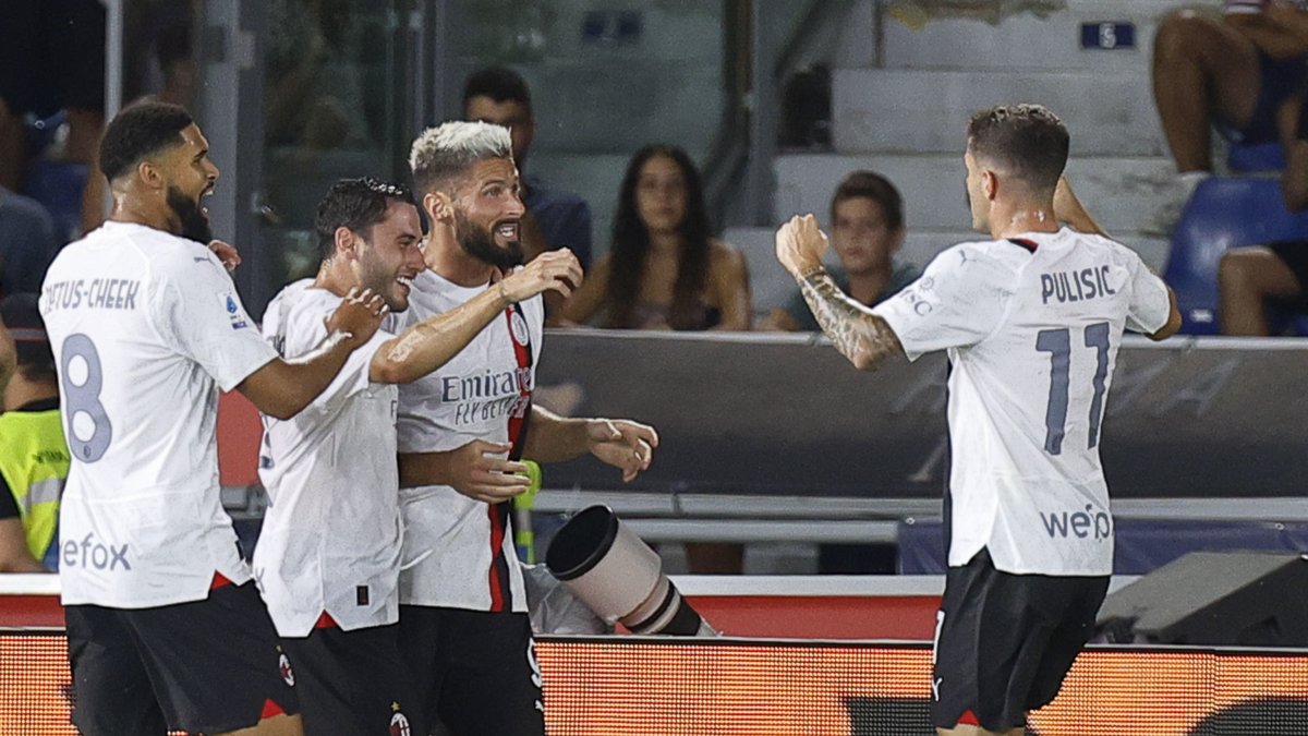 Olivier Giroud (3-i) del Milán celebra con sus compañeros tras marcar el 1-0 en el partido de fútbol de la Serie A italiana Bologna FC vs AC Milan en el estadio Renato Dall'Ara de Bolonia.