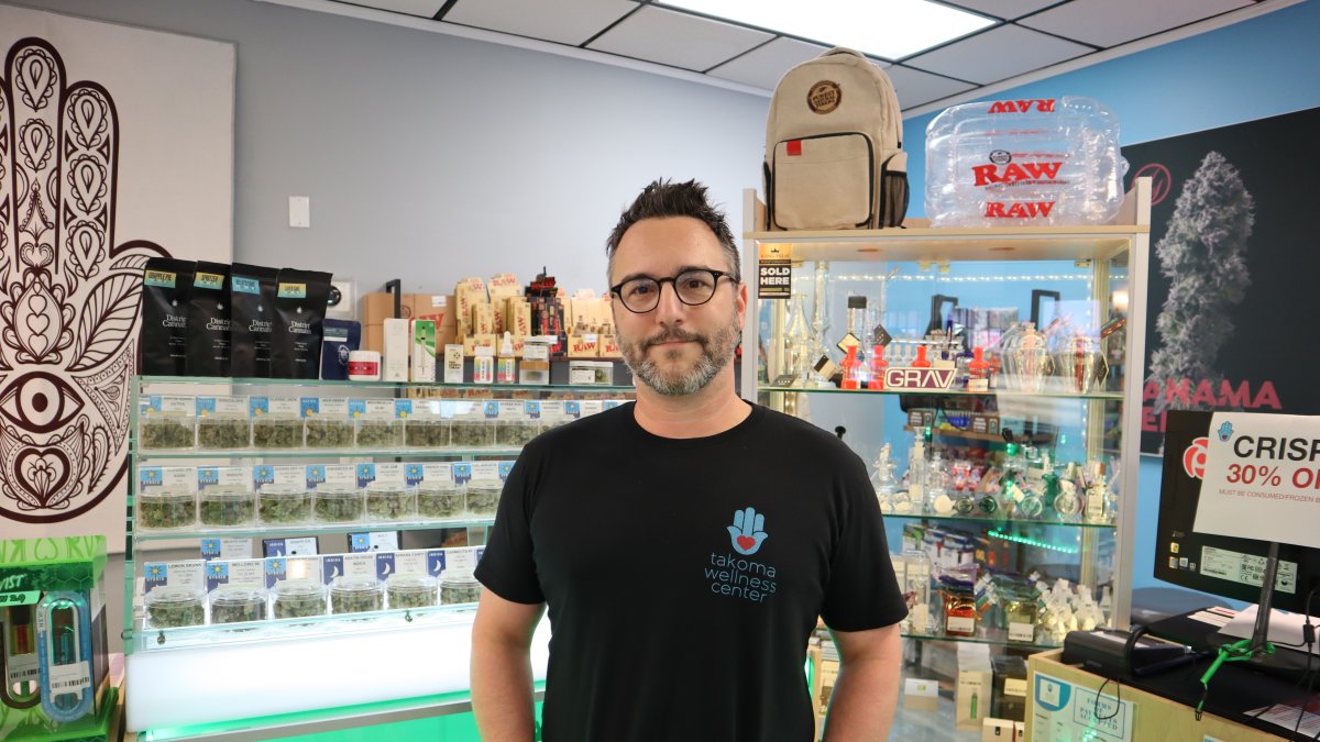 Jeffrey Kahn, rabino y fundador de Takoma Wellness, posa en el Takoma Wellness, el mayor dispensario en Washington D.C. (EE. UU).