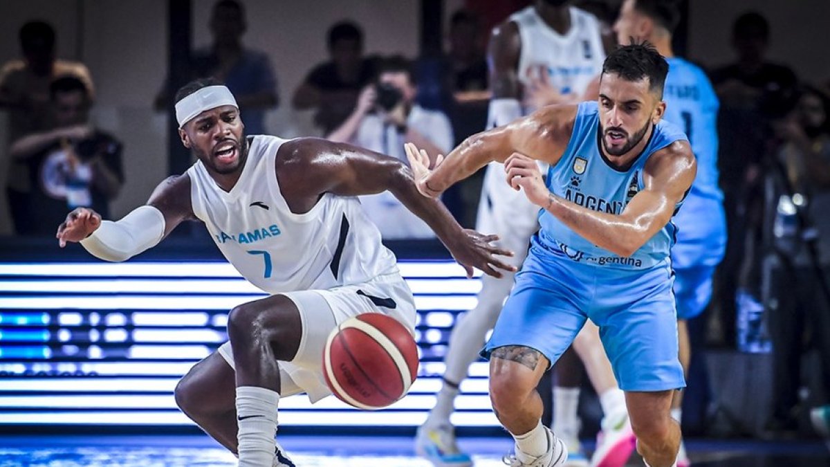 Buddy Hield (i) de Bahamas, lucha por la posesión del balón con Facundo Campazzo, de Argentina.