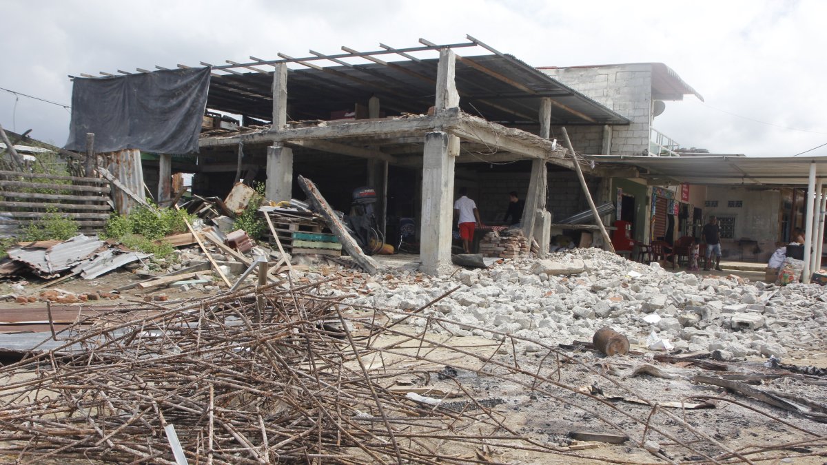 1. Estructura. Las viviendas se evidencian afectadas por el sismo que ocurrió hace más de 5 meses. Los fierros retorcidos todavía están en las veredas