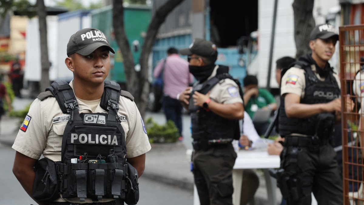 Policías resguardaron recintos electorales, el domingo 20 de agosto pasado.