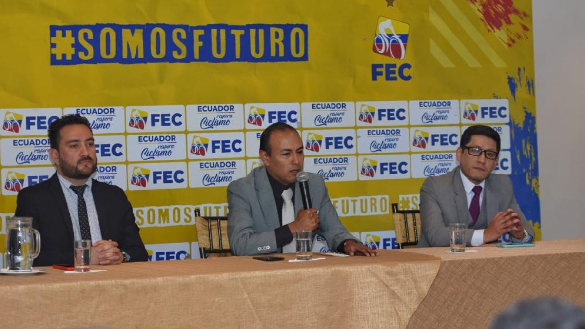 Santiago Rosero (d) durante el anuncio de la no participación tricolor.