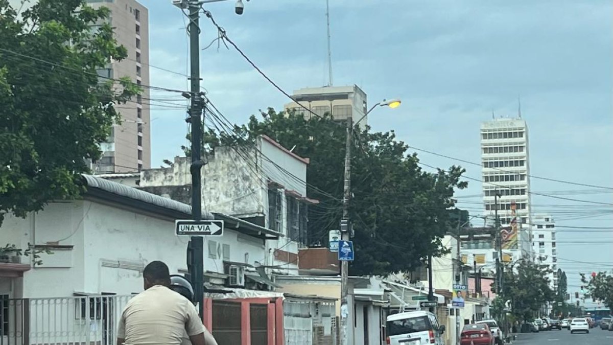Agentes de policia en una moto, uno de ellos sin casco.