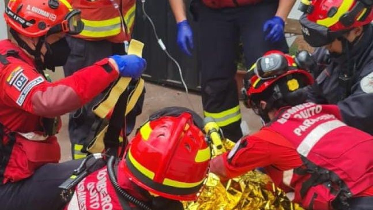 Atención. Paramédicos de los Bomberos brindan atención al herido.