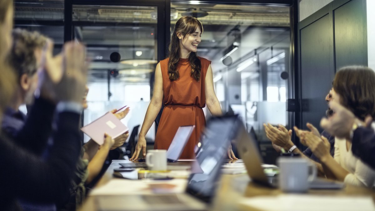 Referencial. El ambiente laboral y la felicidad de recibir más sueldo.