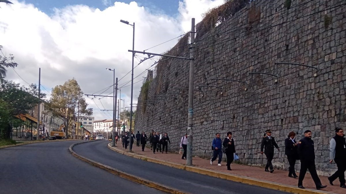 Complicación. Decenas de estudiantes y oficinistas tuvieron que caminar largos tramos en este inicio a clases.