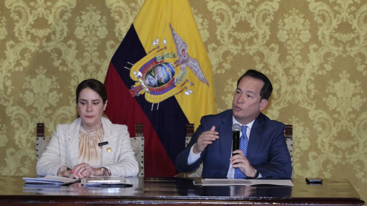 La ministra de Telecomunicaciones, Vianna Maino, y el ministro de Gobierno, Henry Cucalón.