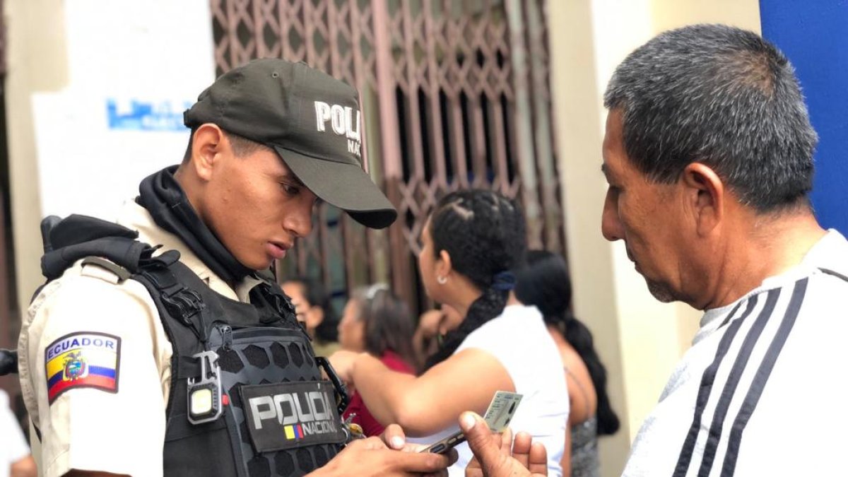 Resguardo. Durante el día de las elecciones, la Policía Nacional se encargó de revisar las mochilas y bolsos de los ciudadanos, al ingreso de los recintos electorales.