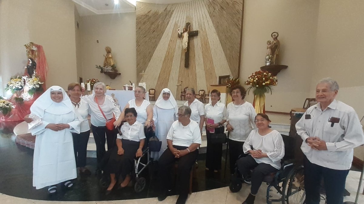 Asilo. Algunas de las hermanas y adultos mayores aparecen en la capilla del Hogar San José.