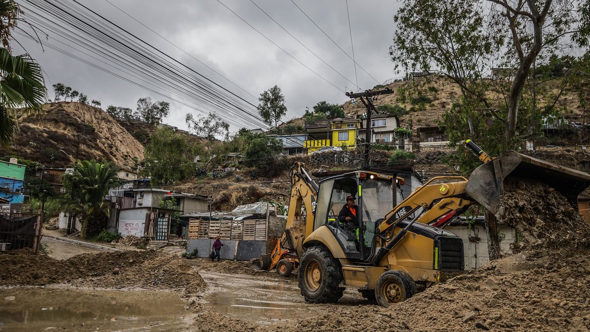 Vista de una Maquina excavadora, recolectando el lodo para abrir caminos hoy en la ciudad de Tijuana en Baja California (México). EFE/Joebeth Terriquez