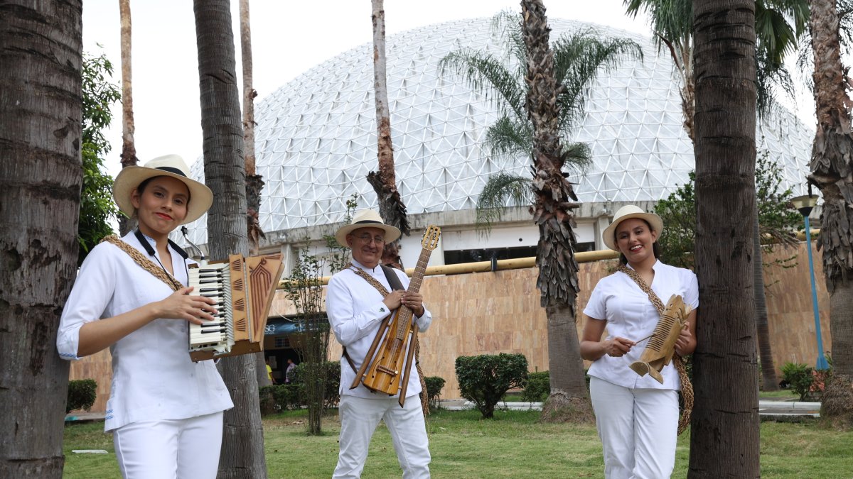 Presentación. Schuberth Ganchozo, junto a dos de los cinco integrantes que tiene Bambú Ensamble.