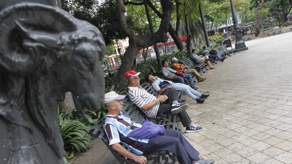 Aburridos. Quienes acuden al parque Centenario no encuentran algo que los entretenga. Muchos optan por dormir en sus bancas.