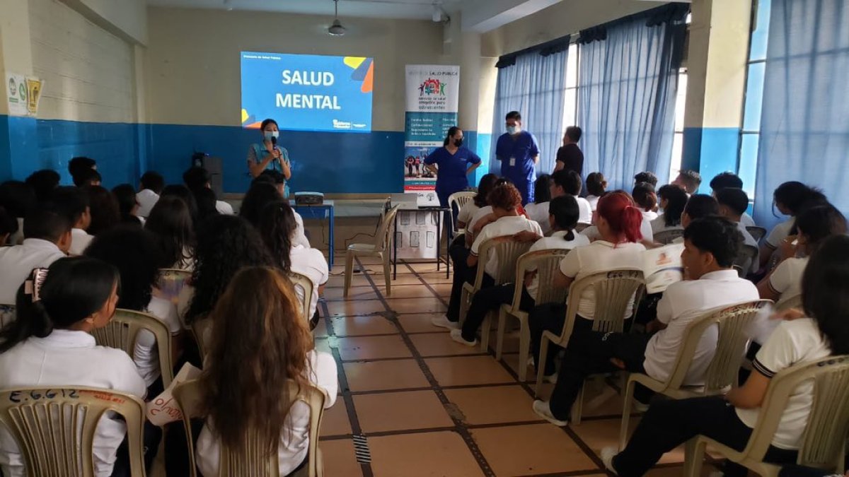 Técnicos de Atención Primaria de la Salud del MSP realizan actividades de promoción de la salud mental en una unidad educativa de Guayaquil.