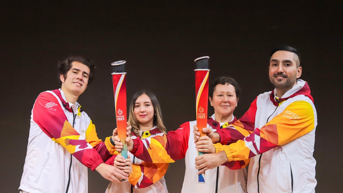 Deportistas olímpicos y paralímpicos de Chile con la pieza que incluso lleva inscritos en sus laterales la frase “Santiago 2023” en braille para impulsar la integración.