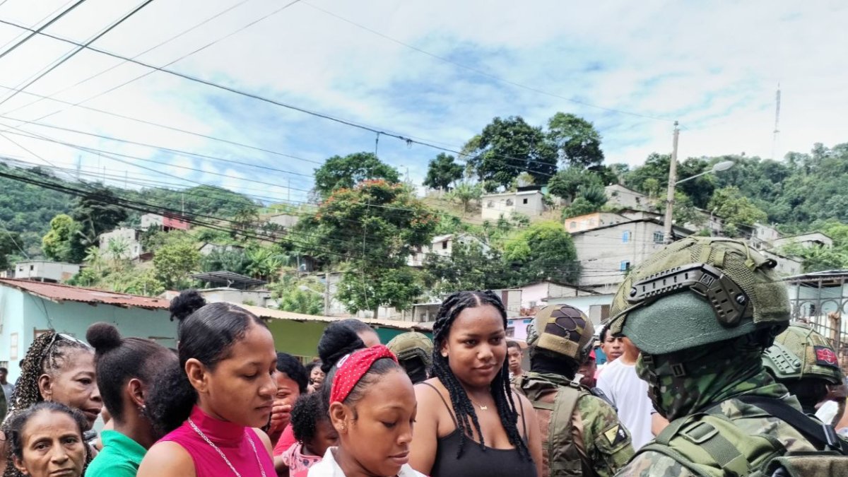 Los uniformados organizaron la dotación de kits de alimentos para los moradores del sector.