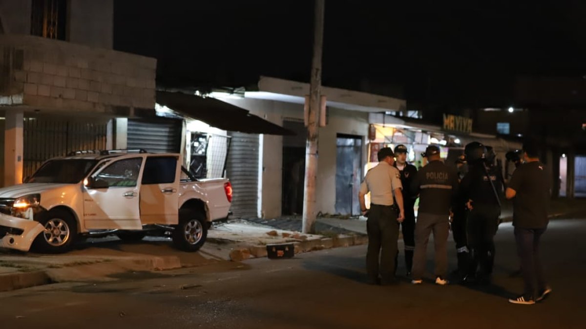 La camioneta que manejaba el hombre terminó impactando al menos tres viviendas.