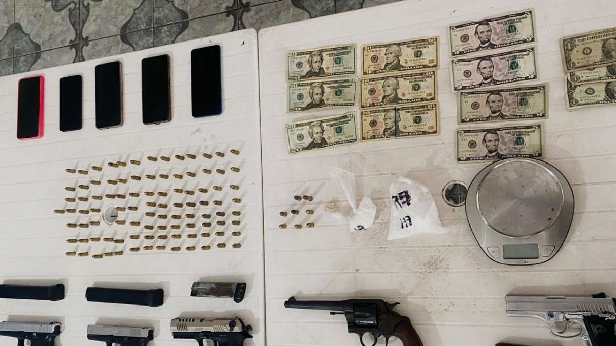Armas de fuego, dinero y celulares consta entre lo decomisado.
