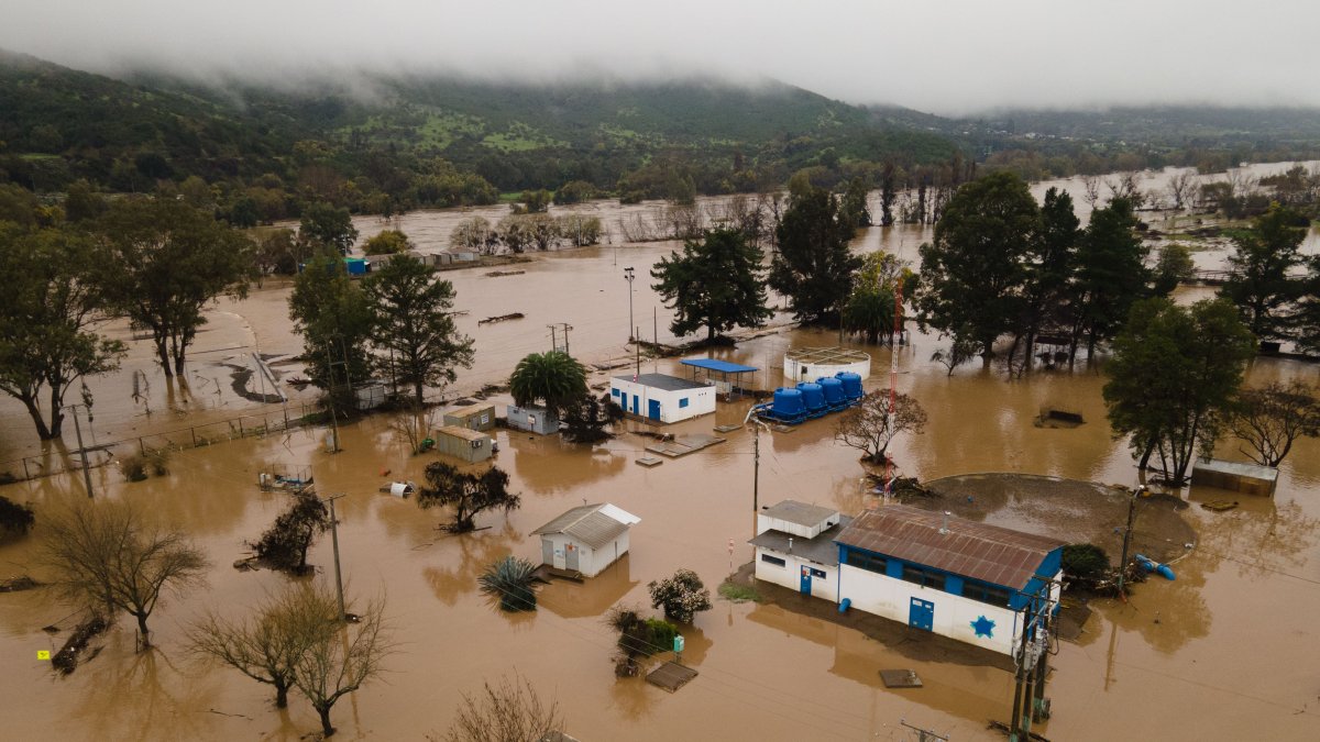 Fotografía aérea tomada hoy miércoles  23 de agosto  que muestra las inundaciones causadas tras el desborde del río Claro en la ciudad de Talca (Chile).  ia