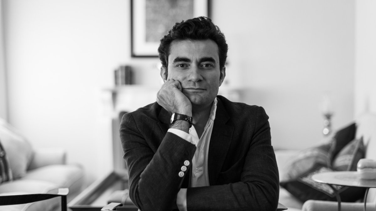 Originario de Bilbao, el amor por la música lo lleva en la sagre. Su padre, Pedro Pirfano, fue director titular del Orfeón Pamplonés y de la Orquesta de Valencia.