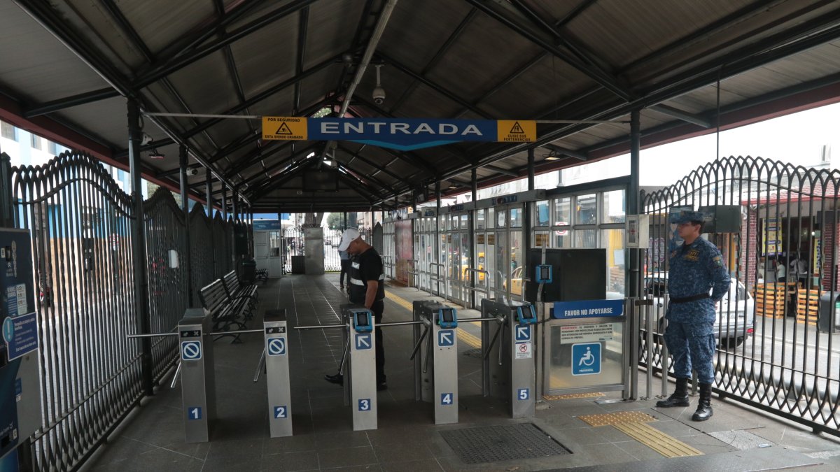 En un recorrido de EXPRESO se evidenció que agentes de la Policía Metropolitana estaban en ciertas paradas.