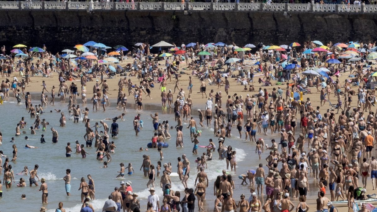 La playa de la Concha de San Sebastián abarratoda de bañistas este miércoles, en una jornada de calor intenso.