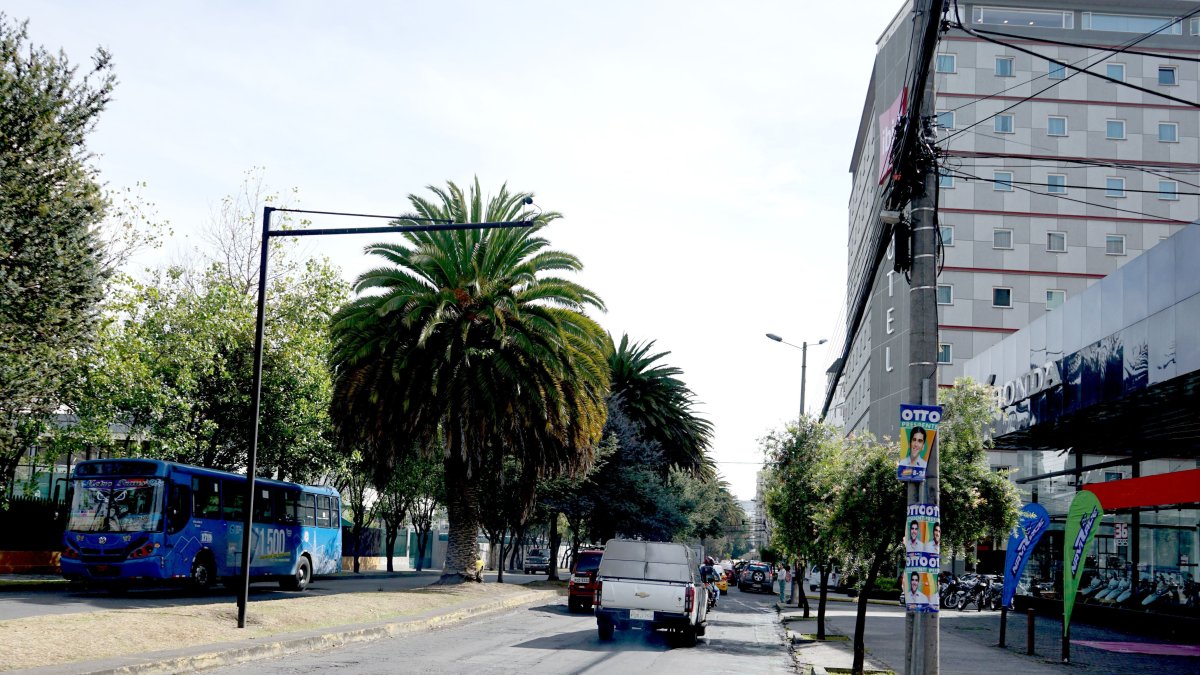 En la avenida Diego de Almagro, en el norte de Quito, una persona fue víctima de un robo. Terminó encima de un auto, en un intento por recuperar sus pertenencias