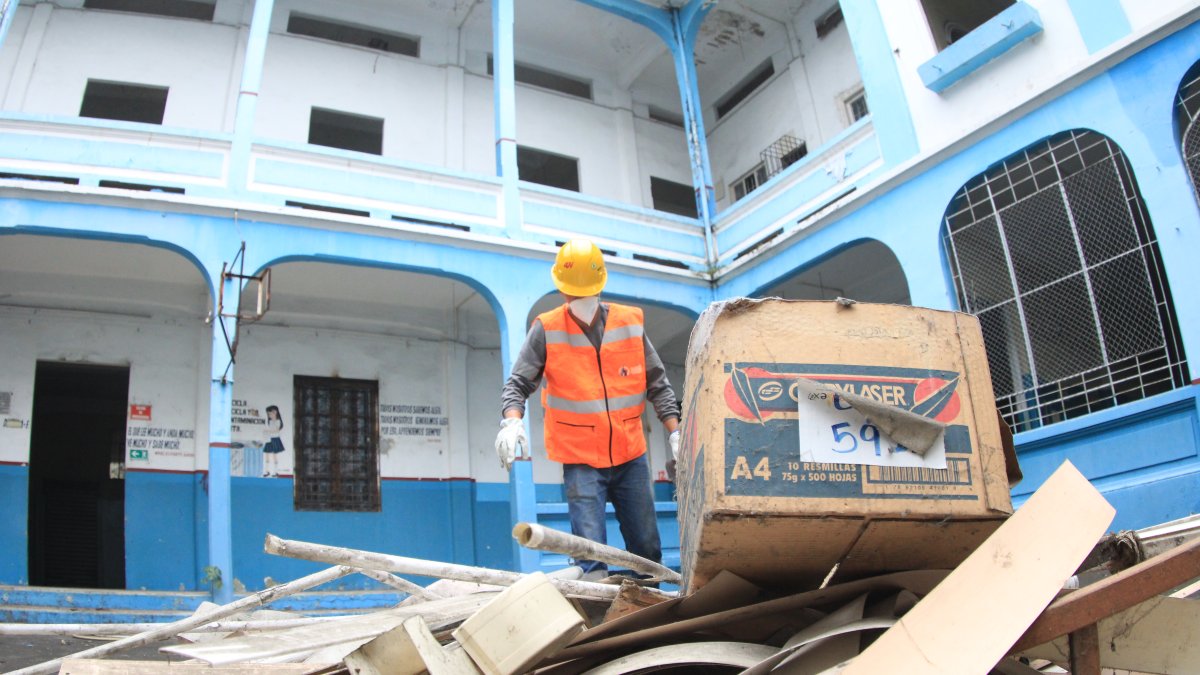 La intervención en el colegio Ana Paredes, en Guayaquil, empezó ya hace unos días.
