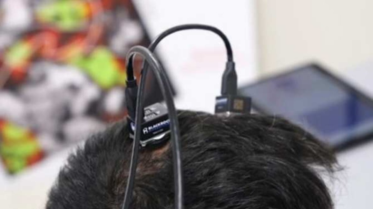 Detalle de una sesión del ensayo clínico en el cerebro de un hombre que sufría tetraplejia.