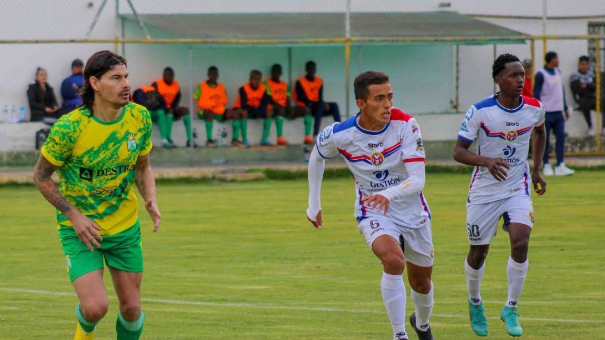 El delantero argentino Ismael Blanco (i) aporta con su experiencia al Deportivo Saquisilí.