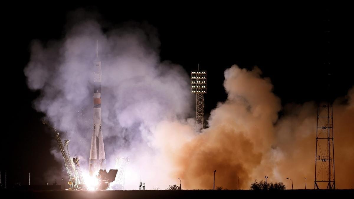 El carguero espacial será recibido por los cosmonautas rusos Serguéi Prokópiev, Dmitri Petelin y Andréi Fediáyev,