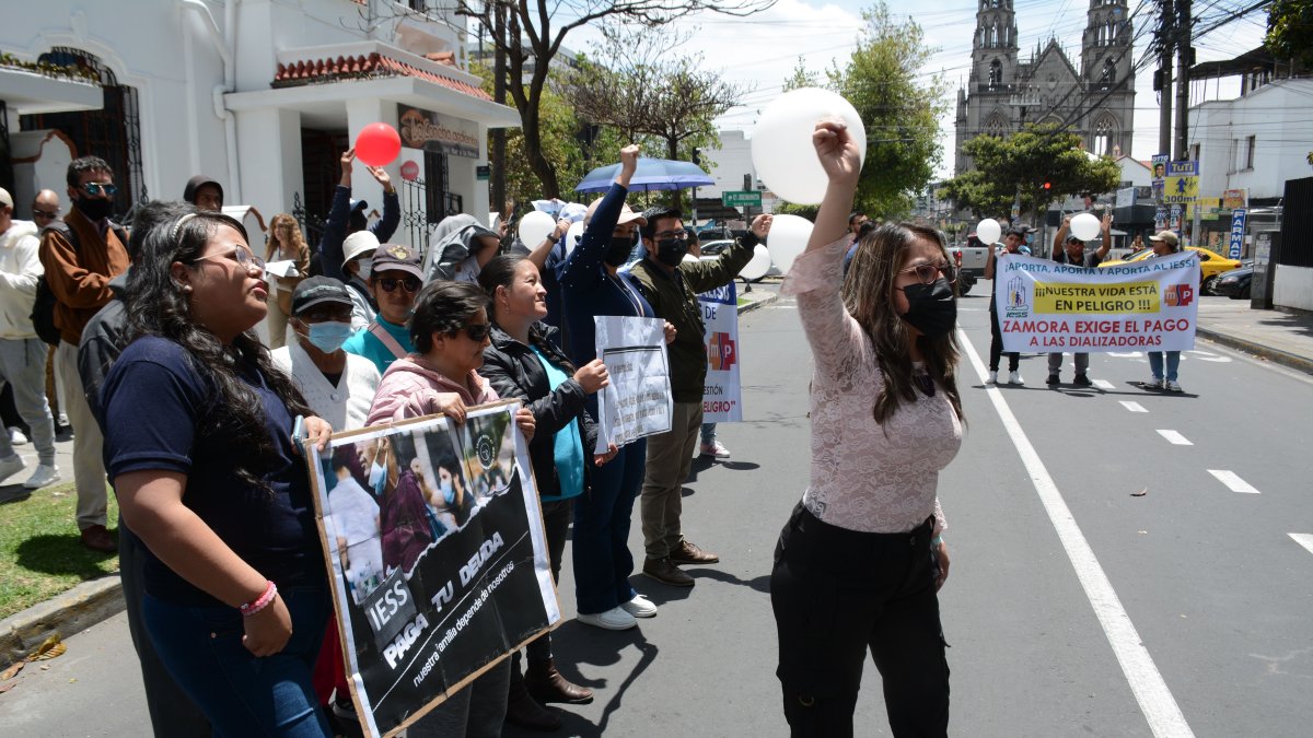 Un grupo de pacientes del IESS y los dueños y el personal médicos de los centros de diálisis protestaron en Quito.