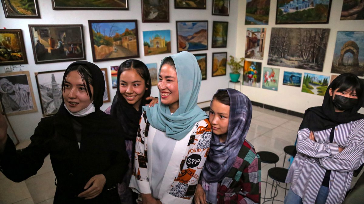 afganas en una exposición de pintura organizada el 21 de agosto en Kabul.