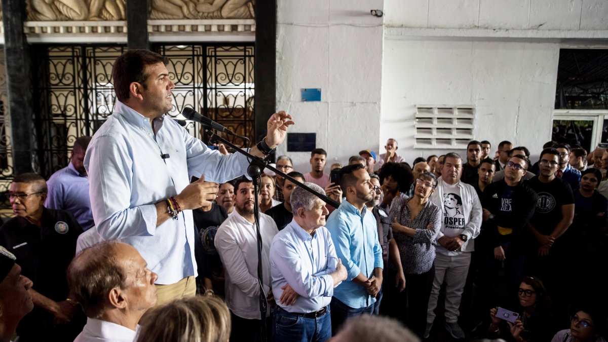 El candidato a las primarias opositoras del 22 de octubre Carlos Prosperi habla a sus simpatizantes durante el lanzamiento de su campaña, hoy, en Caracas (Venezuela). 