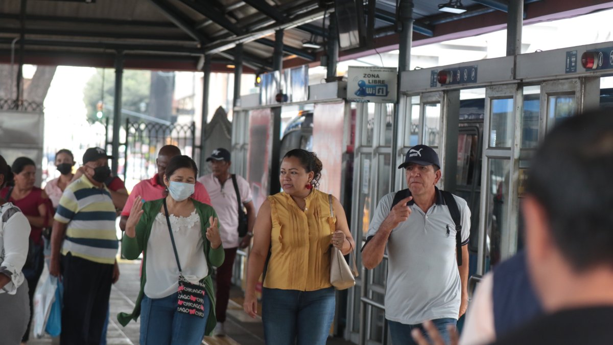 Operaciones. Durante horas de la mañana, diferentes usuarios se quejaron de que algunas paradas del sistema no contaban con el personal de seguridad privada habitual.