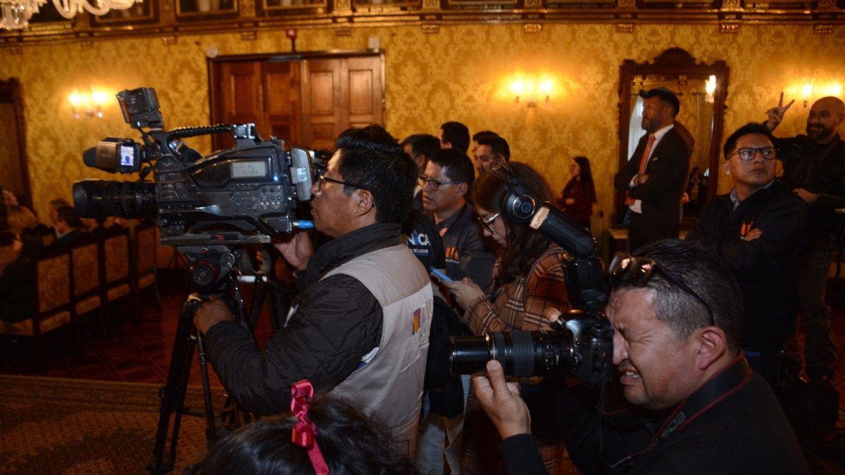 Trabajo. Fotógrafos y camarógrafos durante una cobertura periodística en el Palacio de Carondelet.