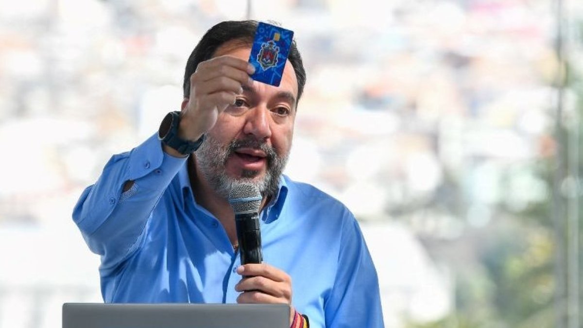Pabel Muñoz, alcalde de Quito, presenta el modelo de tarjeta para usar en el transporte público.