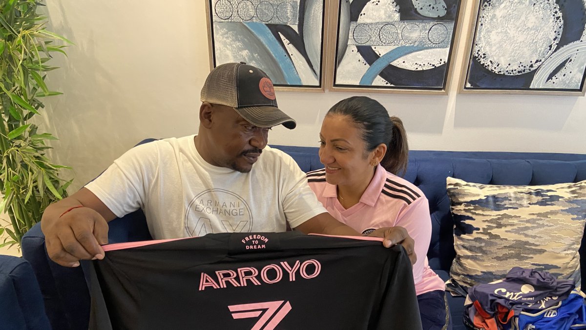 Dixon Arroyo papá y Sandra Espinoza, progenitores del tricolor con la camiseta oficial del Inter Miami, que el mismo jugador le mandó a hacer en Estados Unidos.