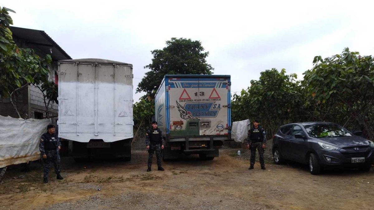 Operativo. Miembros de la Policía Nacional en un control recuperaron unos camiones robados en carreteras.